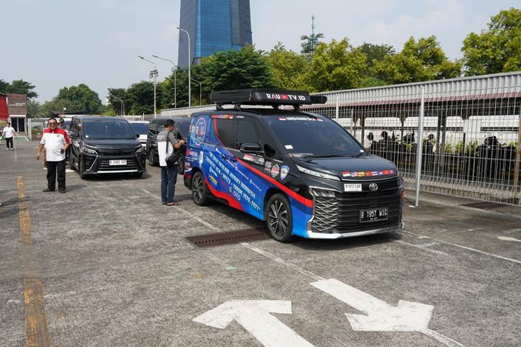 Pasutri Ini Bakal Turing Jakarta ke Mekkah-Eropa Naik Toyota Voxy