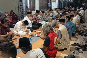 Isak Tangis dan Doa di Rumah Keluarga Usai Pencarian Rombongan Jurnalis yang Hilang Dihentikan