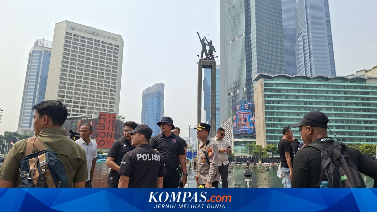Six Greenpeace Activists Evacuated After Protest at Jakarta Monument