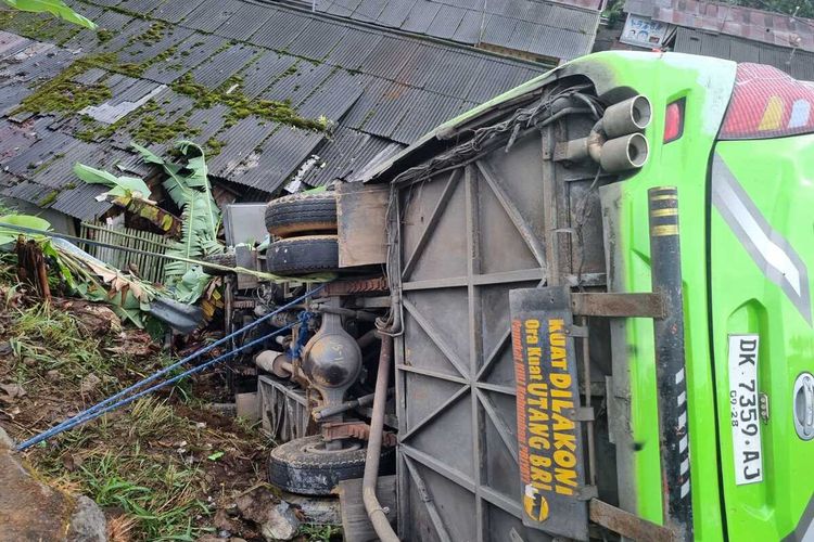 Bus pariwisata bernomor polisi DK 7359 AJ terperosok dan terguling menimpa rumah warga di Puncak, Bogor, Jawa Barat, Sabtu (3/8/2024).