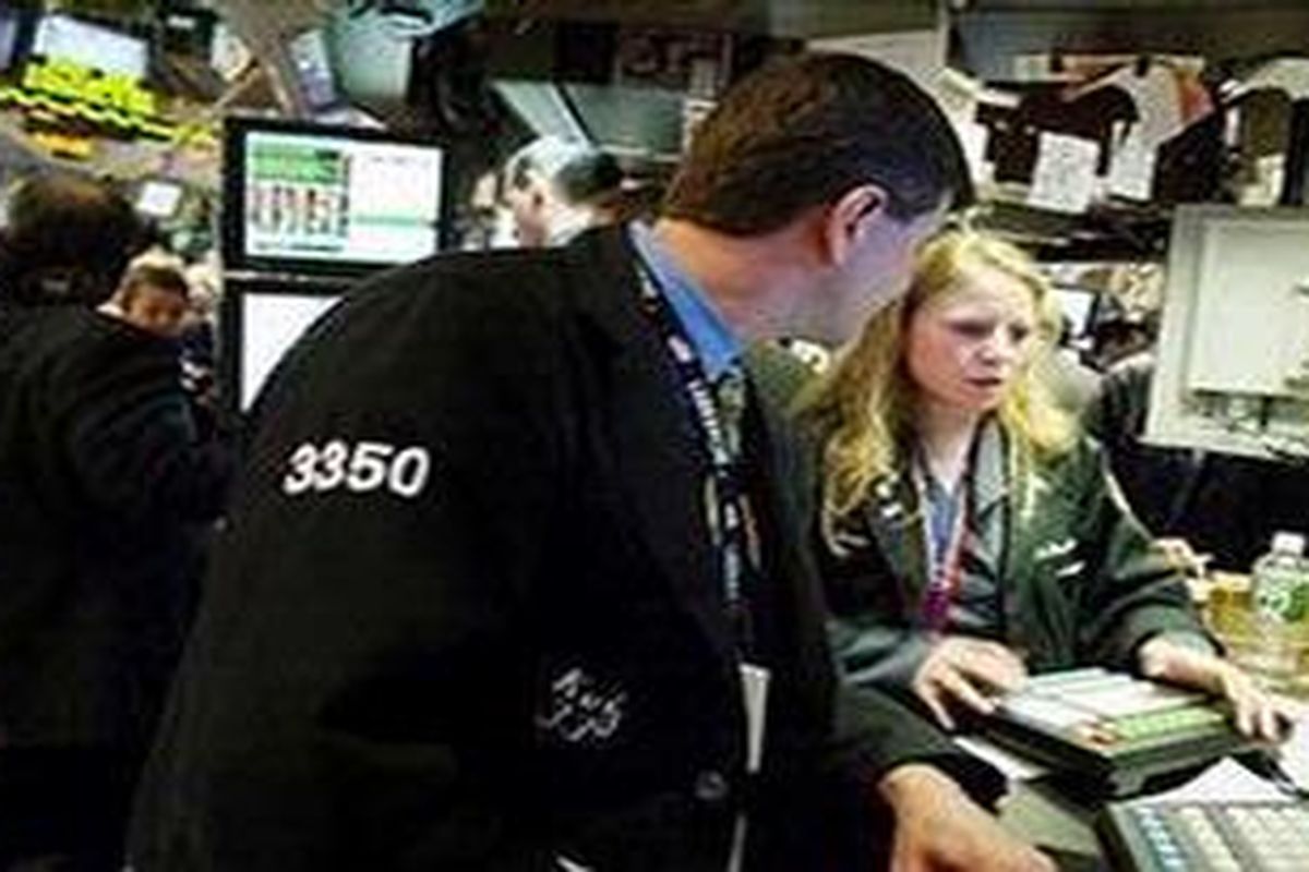 Kesibukan para pialang di lantai Bursa Saham New York, New York City  