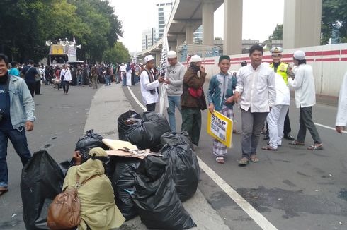 Demo di Kedubes India Selesai, Massa Membubarkan Diri Sambil Punguti Sampahnya