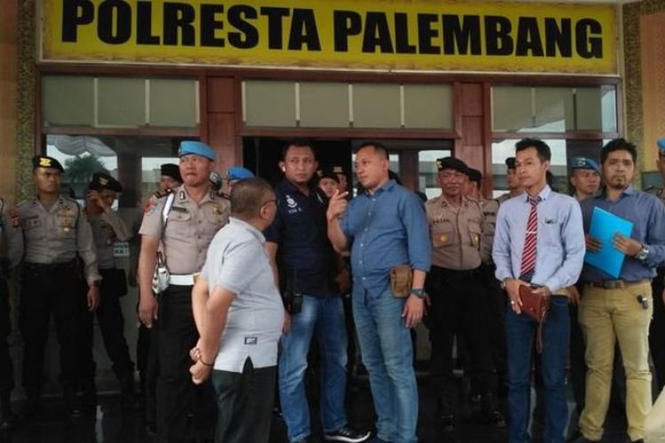 Puluhan sopir online yang tergabung dalam Asosiasi Driver Online (ADO) Indonesia DPD Sumsel mendatangi Polresta Palembang Jalan Gubernur HA Bastari Jakabaring Palembang, Selasa (22/8/2017). 