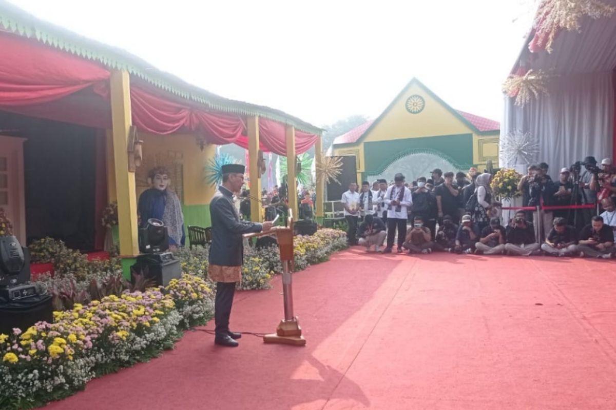 Penjabat (Pj) Gubernur DKI Jakarta Heru Budi Hartono saat mengikuti kegiatan Lebaran Betawi yang digelar di silang selatan Monas, Jakarta Pusat, Minggu (21/5/2023).
