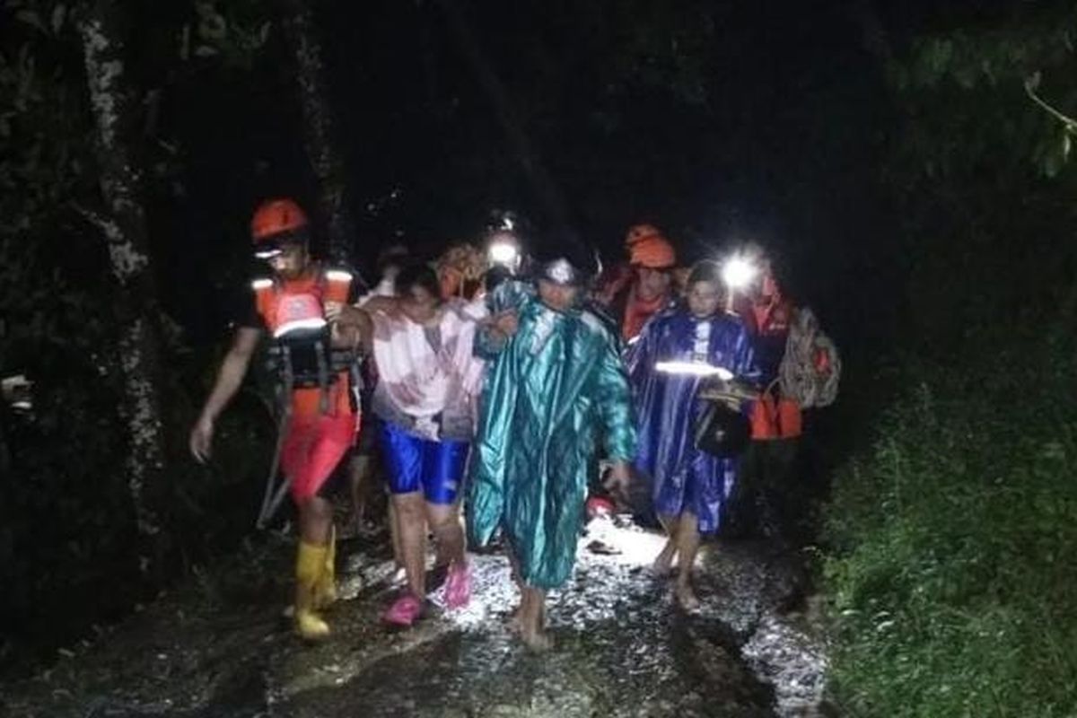 Tim SAR mengevakuasi wisatawan yang terjebak saat camping di Riverside Telaga Waja, Desa Muncan, Kecamatan Selat, Kabupaten Karangasem, Provinsi Bali. Basarnas Bali.