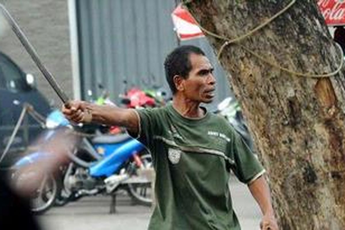 Kelompok pemuda terlibat aksi serang di Jalan Ampera Raya, Jakarta Selatan, Rabu (29/9/2010). Kejadian tersebut berlangsung sebelum digelarnya sidang kasus Blowfish yang melibatkan kedua kelompok. Peristiwa yang berlangsung sekitar satu jam tersebut mengakibatkan tiga orang tewas.