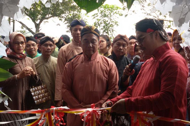 Iringan pedagang pasar Teteg Kulon, Kota Wates, Kulon Progo, Daerah Istimwa Yogyakarta. Mereka dalam rangka pindah ke pasar tradisional yang baru sambil diiringi dengan hadrah atau kesenian bernafaskan Islam khas Kulon Progo dan gending Jawa. Bupati Kulon Progo, Hasto Wardoyo, meresmikan pasar baru ini. Pemerintah Kulon Progo berniat merevitalisasi lebih dari 6 pasar tradisional hingga tahun 2022, baik pindah mauoun renovasi. Dua di antaranya sudah pindah tanpa hambatan tahun ini.