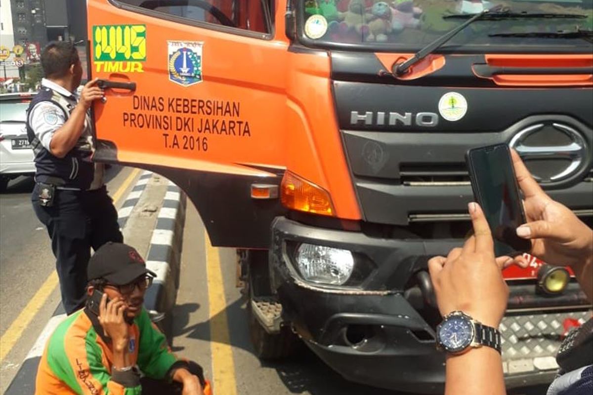 Truk sampah milik Pemprov DKI Jakarta terlibat kecelakaan dengan pemotor di Jalan Jenderal Ahmad Yani, Bekasi, Kamis (18/7/2019). 