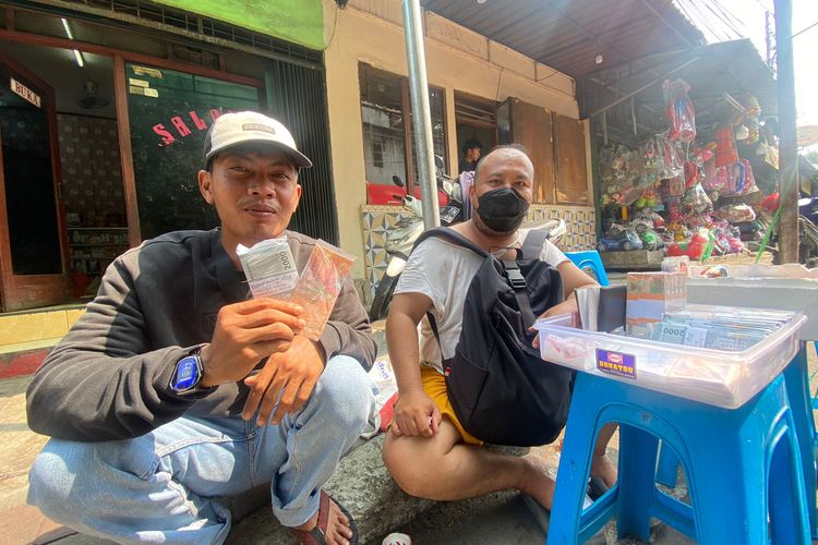 Dian (41) dan Rian (39) merupakan penukar jasa uang Lebaran yang berpangkal di kawasan Pasar Koja Baru, Jakarta Utara. 