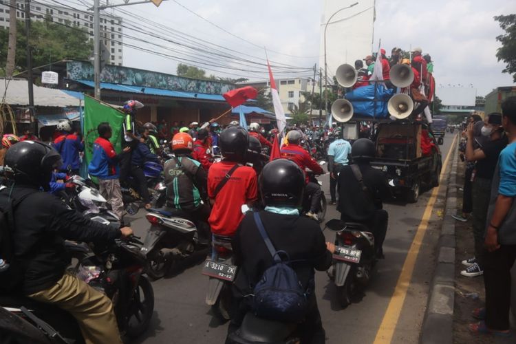 Para buruh di Kota Tangerang menggelar aksi mogok kerja mulai 6-10 Desember 2021. Hari pertama mogok kerja, Senin (6/12/2021), ratusan buruh menggelar sweeping di Kota Tangerang.