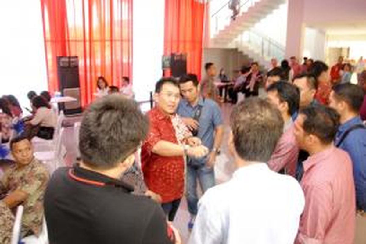 Andy K. Natanael, Presiden Direktur PT Mitra Sindo Sukses (batik merah) sedang menjelaskan keunggulan ruko The Boulevard kepada calon pembeli pada saat kegiatan pre launching (pengenalan produk) ruko The Boulevard, Jumat (28/8/2015). Ruko tersebut berhasil terjual sebanyak 33 unit senilai Rp136 miliar. 