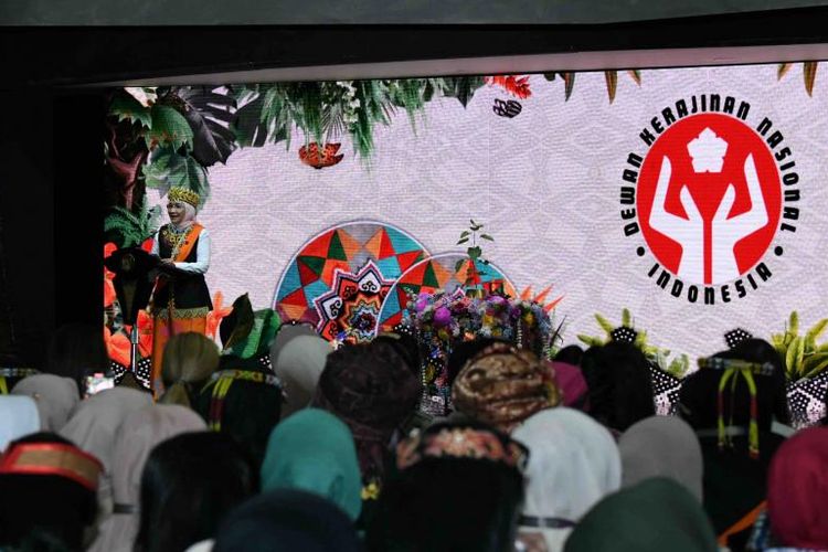 Ketua Umum Dewan Kerajinan Nasional (Dekranas) Ibu Wury Ma'ruf Amin dalam Pembukaan Pameran Kerajinan Nusantara Kriyanusa 2024: Perajin Muda Lestarikan Warisan Budaya di Jakarta Convention Center, Jakarta Pusat, Rabu (28/2/2024).