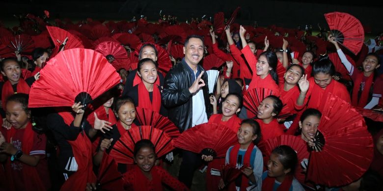 Ketua Panitia Festival Gandrung Sewu Budianto berfoto bersama 1.300 penari yang akan membawakan sendratari epic Gandrung Sewu, di Pantai Marina Boom, Bayuwangi, Sabtu (12/10/2019).