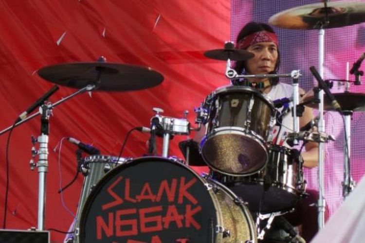 Bimbim beraksi dengan set drum miliknya saat Slank tampil di Singkawang, Kalimantan Barat, Minggu (15/5/2016).