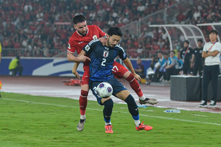 Aksi penggawa Southampton FC dari Yukinari Sugawara kala berbaju Timnas Jepang, diadang Calvin Verdonk dalam pertandingan Kualifikasi Piala Dunia 2026 Zona Asia antara Indonesia vs Jepang, Jumat (15/11/2024) di Stadion Gelora Bung Karno Jakarta. 
