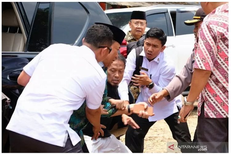 Tangkapan layar foto penusukan Wiranto yang dimuat Antara