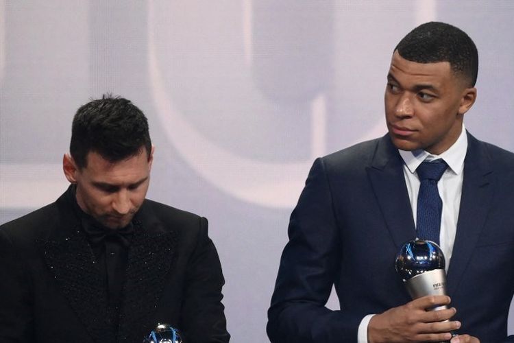 Lionel Messi (kiri) dan Kylian Mbappe (kanan) saat menerima trofi untuk keberadaan mereka dalam 11 terbaik FIFA FIFPro dalam acara The Best FIFA Football Awards 2022 di Paris, 27 Februari 2023. (Photo by FRANCK FIFE / AFP)