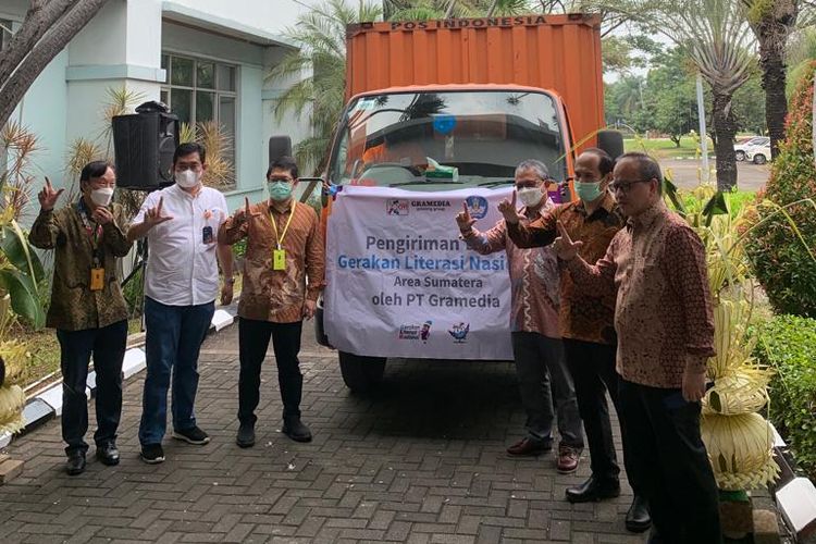 Kendaraan truk pos Indonesia siap mengirimkan buku ke daerah tertinggal, terdepan, terluar (3T) guna menyukseskan Gerakan Literasi Nasional (GLN) yang diusung Kemendikbud Ristek, pada Selasa (12/7/2022).