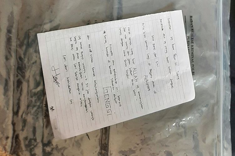 Polisi amankan barang bukti sepucuk surat yang ditulis pelaku mutilasi berinisial HP (23). Surat tersebut ditemukan di kamar mess pelaku HP di daerah Ngemplak, Kabupaten Sleman.