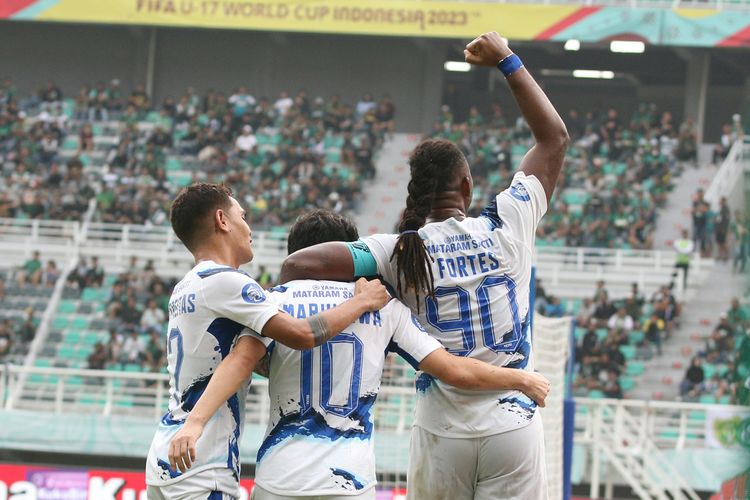 Taisei Marukawa melakukan selebrasi bersama Paulo Gali Feitas dan Carlos Fortes dalam laga Liga 1 2023-2024 antara Persebaya vs PSIS di Stadion Gelora Bung Tomo, Selasa (30/1/2024).
