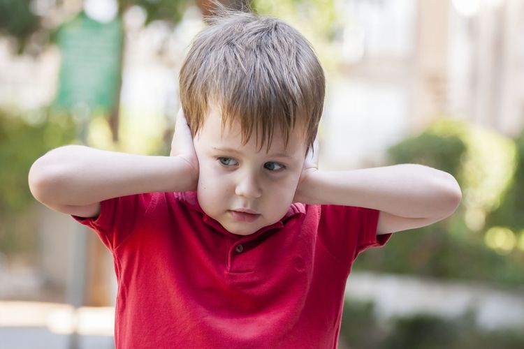 Tanda-tanda autisme seperti tidak merespons saat dipanggil hingga speech delay atau telat berbicara dapat dideteksi sejak anak berusia kurang dari 1 tahun.