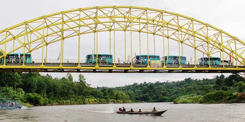Etape II Musi Triboatton 2013 dimulai dari Jembatan Kuning di Tebing Tinggi, Kabupaten Empat Lawang, Sumatera Selatan, Selasa (19/11/2013). Etape II ini diawali dengan menyusuri Musi dengan perahu cepat. Ajang ini jadi promosi wisata petualangan dan budaya sungai.
