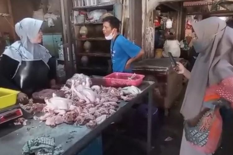 Salah satu pedagang daging ayam di Pasar Pagi Kota Tegal, Jawa Tengah, melayani pembeli, Jumat (6/5/2022)