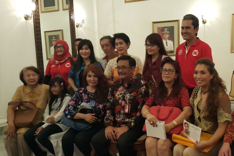 Gubernur DKI Jakarta Djarot Saiful Hidayat berfoto bersama para pendukungnya saat merayakan hari ulang tahun yang ke-55 pada hari ini, Kamis (6/7/2017). 