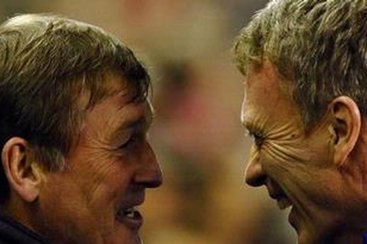 Pelatih Liverpool, Kenny Dalglish (kiri), dan pelatih Everton, David Moyes.