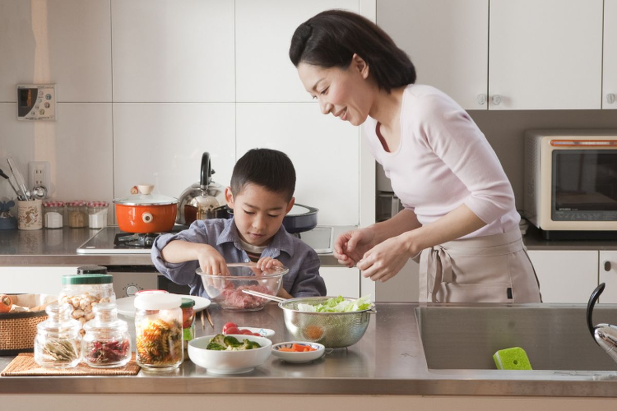 Ilutrasi ibu dan anak yang memasak bersama.