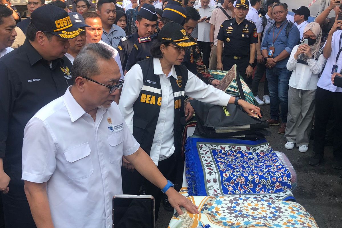 Menteri Keuangan Sri Mulyani Indrawati, Menteri Perdagangan Zulkifli Hasan, dan Menteri Koordinator Bidang Perekonomian Airlangga Hartarto melihat sajadah hasil impor ilegal