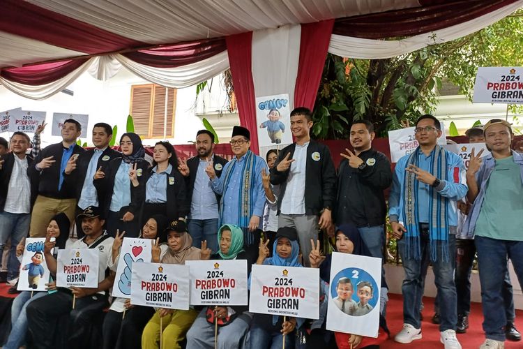Sejumlah massa Relawan Rembuk Pagi mendeklarasikan dukungan ke capres-cawapres nomor urut 2 Prabowo Subianto dan Gibran Rakabuming Raka di Jalan Kertanegara, Jakarta, Rabu (17/1/2024).