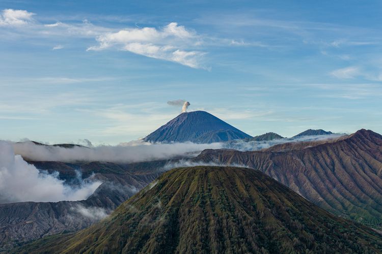 Puncak Mahameru dilihat dari Seruni Point Gunung Bromo.