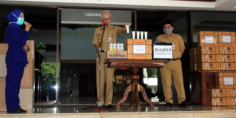 Penyerahan hand sanitizer dan bantuan lain untuk Pemprov Jawa Tengah.