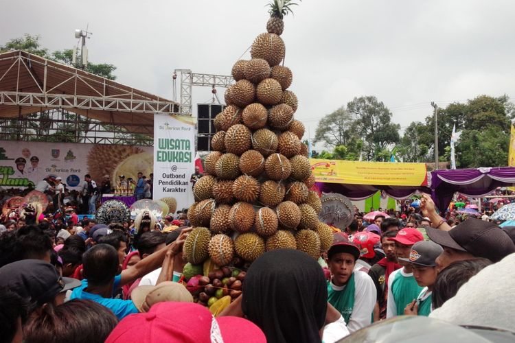 Salah satu tumpeng berisi buah durian pada acara Kenduren Wonosalam di lapangan Kecamatan Wonosalam Kabupaten Jombang, Minggu (3/3/2019). 