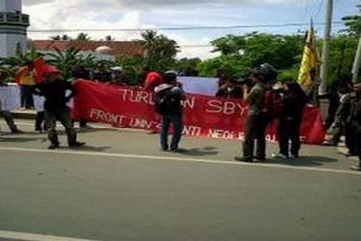 Aksi mahasiswa Makassar Selasa (19/10/2010)