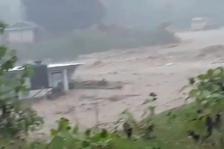 Ruas jalan utama yang menghubungkan sejumlah desa di Kecamatan Leihitu Barat, Maluku Tengah dengan kota Ambon diterjang banjir setelah sungai Sakula di desa Hattu, kecamatan Leihitu Barat meluap, Selasa (26/7/2022)