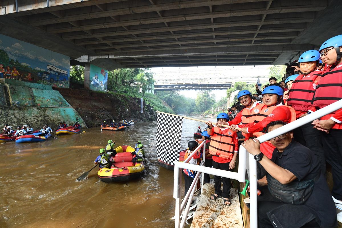 Wakil Wali Kota Depok Chandra Rahmansyah, Deputi Pengendalian Pencemaran dan Kerusakan Lingkungan Rasio Ridho Sani, dan Direktur Transformasi dan Keberlanjutan Pertamina Persero Agung Wicaksono melakukan Flag off Final River Race di acara Festival Ciliwung 2025, Minggu (10/8).
