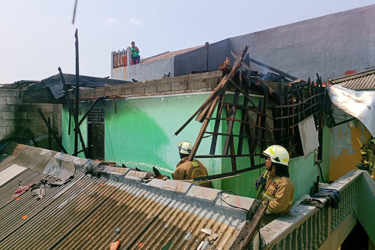 Sebuah penanak nasi milik warga di Cakung, Jakarta Timur, diduga mengalami korsleting, Minggu (23/7/2023).