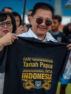 Presiden Direktur PT Freeport Indonesia, Tony Wenas,  berpose dengan baju Papua Football Academy saat mengadakan kunjungan ke Mimika Sports Complex pada Kamis (6/4/2023).