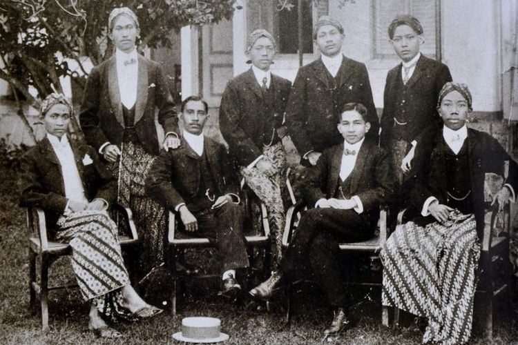 Para pelajar School tot Opleiding van Indische Artsen  (STOVIA) dahulu saat sekolah menggunakan batik sebagai seragamnya.
