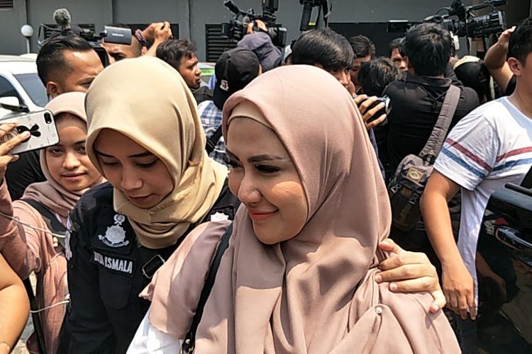 Rey Utami tiba di Kejaksaan Negeri Jakarta Selatan, kawasan Tanjung Barat, Kamis (24/10/2019).