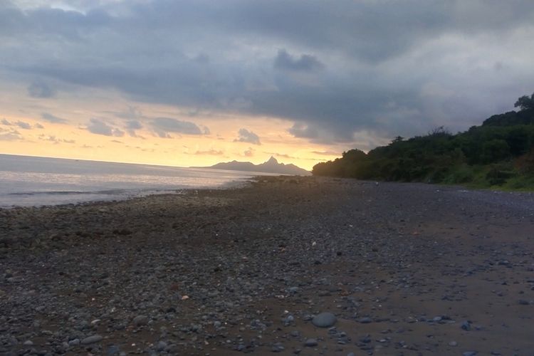 Berwisata Pantai Iteng, Kecamatan Satarmese, Kabupaten Manggarai, NTT untuk menikmati Sunset yang turun di Pulau Mules. Pantai Iteng merupakan obyek wisata yang menjadi tujuan dari warga Manggarai untuk menikmati senja dan keunikan Pulau Mules, Rabu, (5/4/2023). (KOMPAS.com/MARKUS MAKUR)