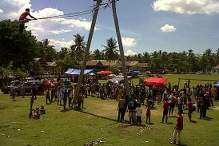 Salah seorang warga di Kabupaten Bone, Sulawesi Selatan tengah diayun setinggi 15 meter dalam tradisi Mappere yang digelar sebagai rasa syukur atas keberhasilan panen petani setempat. Minggu, (24/11/2013).