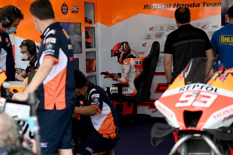 Repsol Honda Team's Spanish rider Marc Marquez (C) prepares to ride during a practice session for the Indonesian Grand Prix MotoGP race at the Mandalika International Circuit at Kuta Mandalika, in Central Lombok on March 19, 2022. (Photo by SONNY TUMBELAKA / AFP)