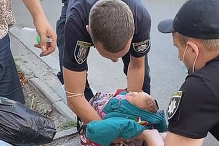 Bayi berusia 1 minggu dimasukkan ke tas belanja oleh ibunya saat jalan-jalan di Kiev, Ukraina, Rabu (2/9/2020).