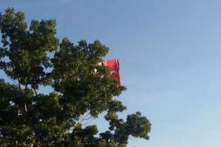 Bendera bulan sabit bintang berkibar di pohon mahoni di Desa Trieng, Kecamatan Lhoksukon, Aceh Utara, Jumat (4/12/2015)