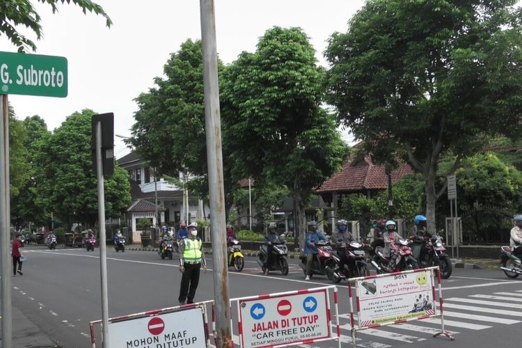 Pemberlakuan satu arah di Jalan Gatot Subroto Purwokerto, Kabupaten Banyumas, Jawa Tengah, Senin (18/5/2020).