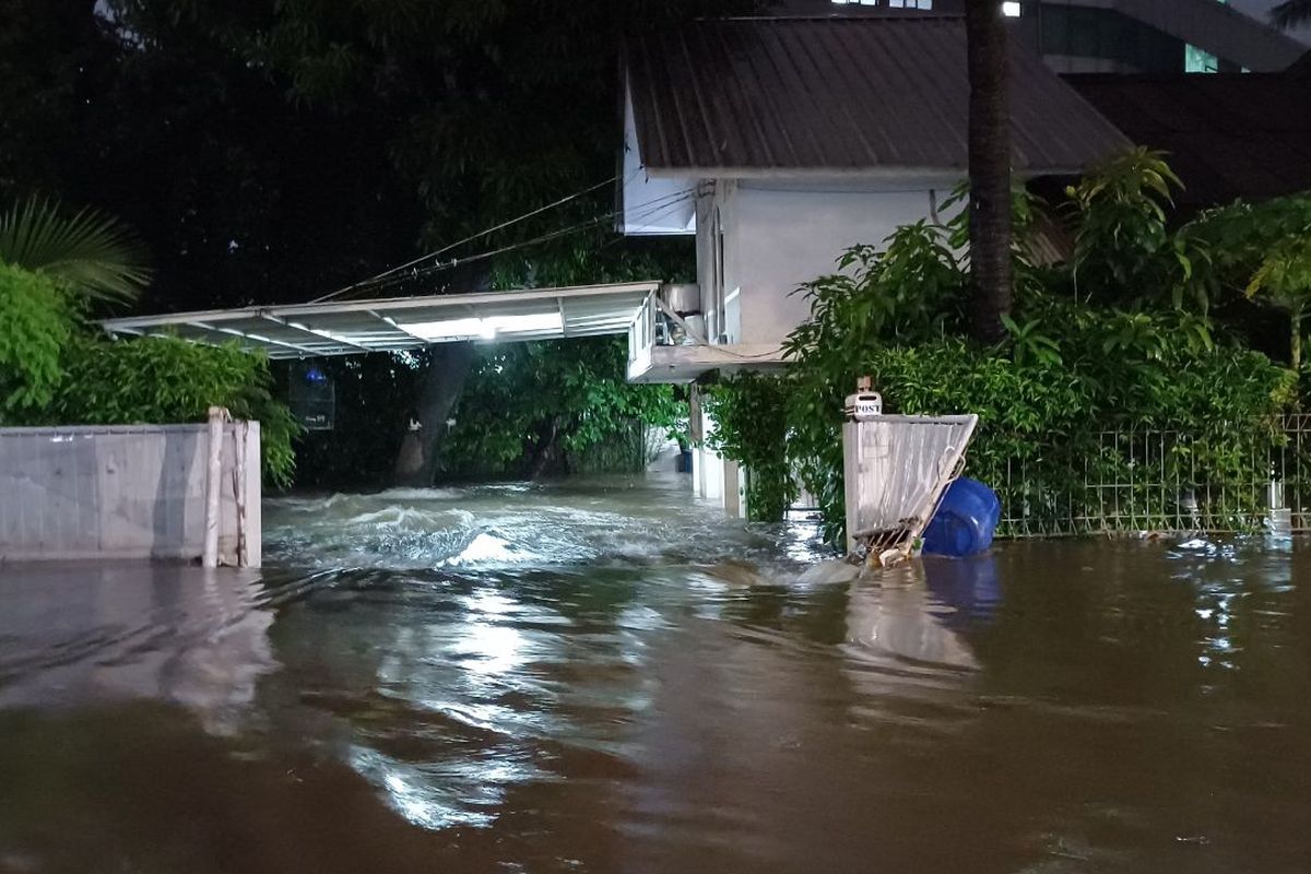 Potret banjir di kawasan Pondok Karya, Mampang Prapatan, Jakarta Selatan, Kamis (4/1/2024).