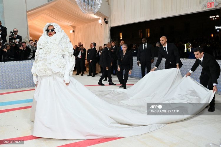 Penyanyi Rihanna tiba di karpet merah Met Gala 2023 di Metropolitan Museum of Art di New York City pada Senin (1/5/2023).